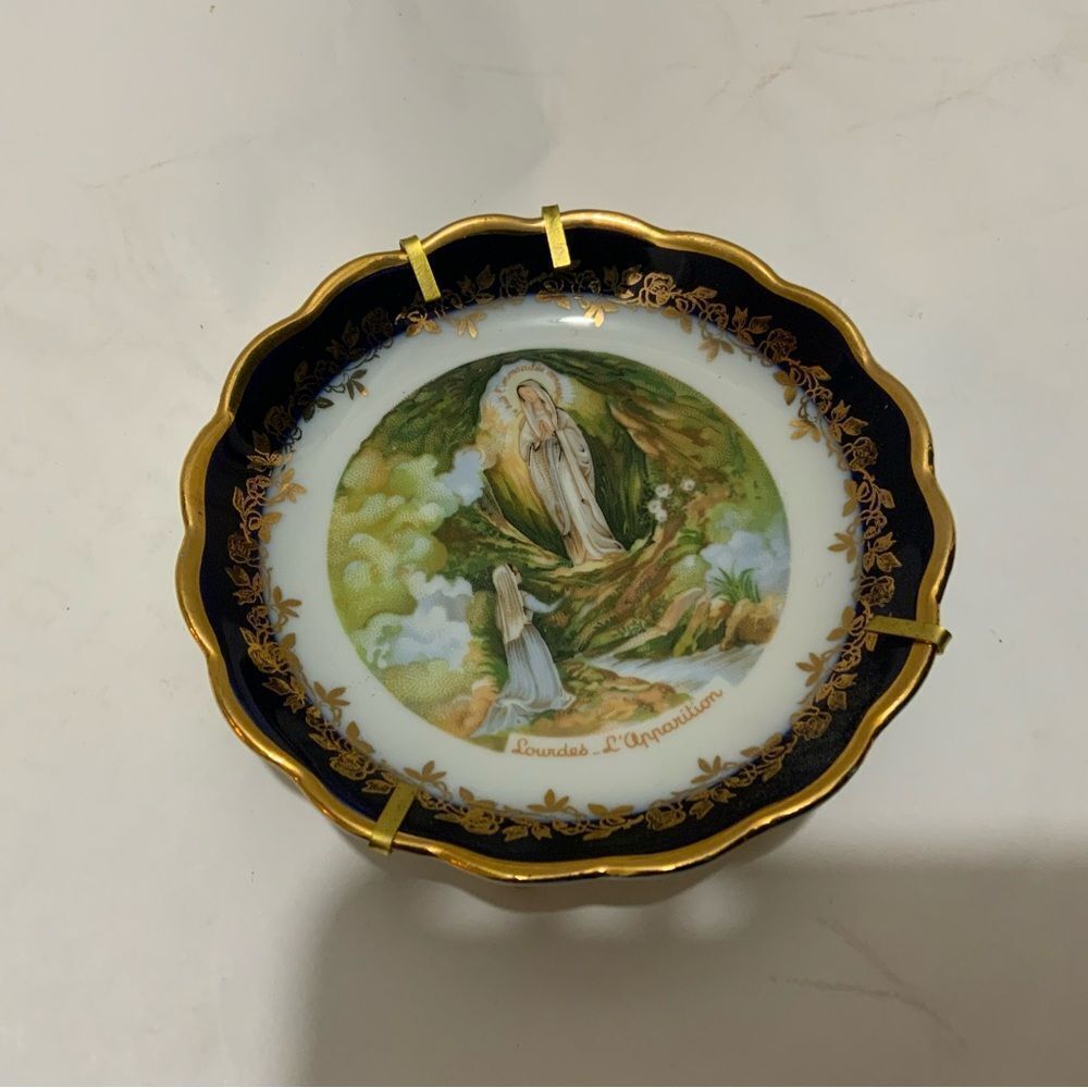 LIMOGES FRANCE  MINIATURE DOLLHOUSE PLATE & Stand Mary Lourdes Souvenir 4” A13
